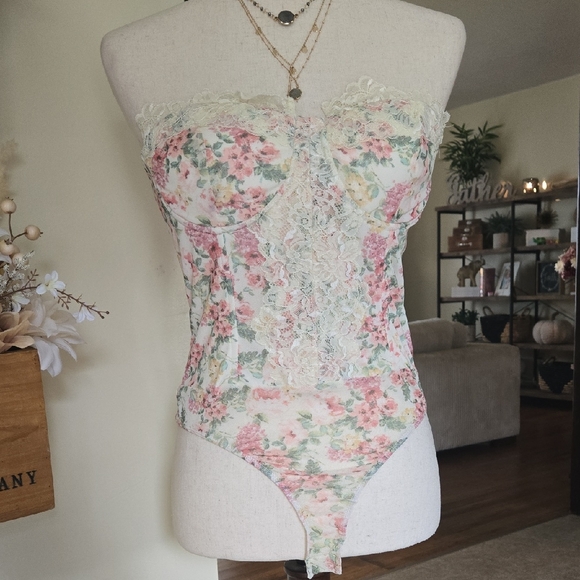 Lulu's Cream Lace Bodysuit - Picture 1 of 5